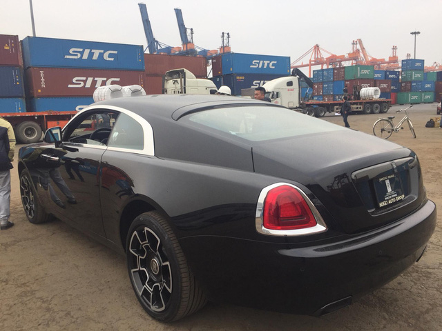 Siêu phẩm Rolls-Royce Wraith Black Badge đầu tiên về Việt Nam